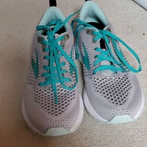 Brooks Revel 4 women's shoes